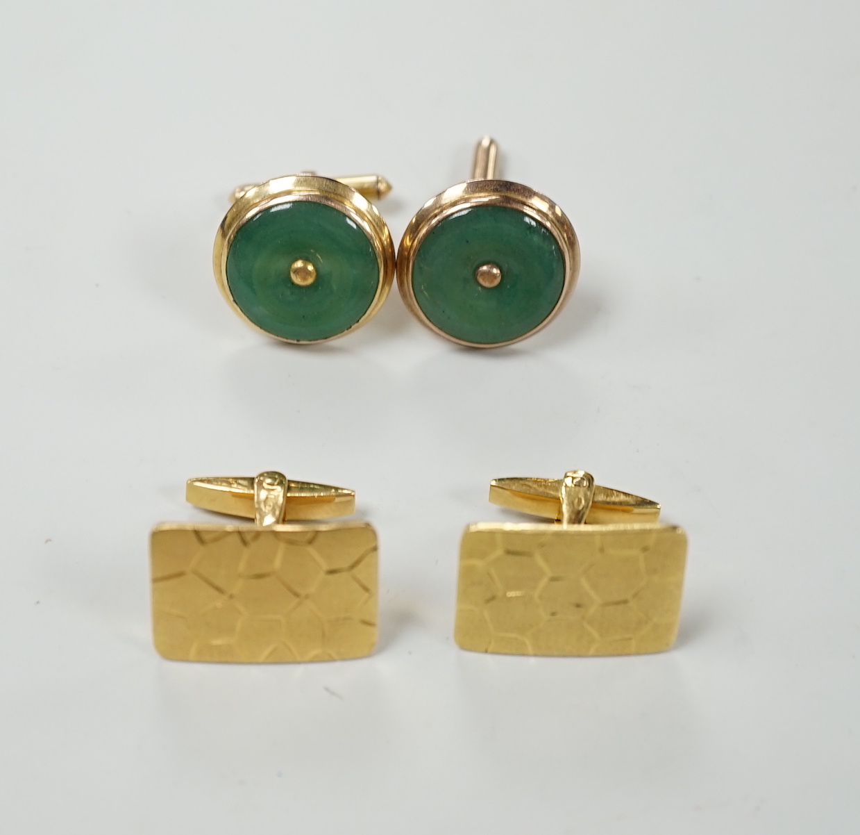 Two pairs of cufflinks, including textured 750 yellow metal 16.5 grams and 9k and jade set disc cufflinks.